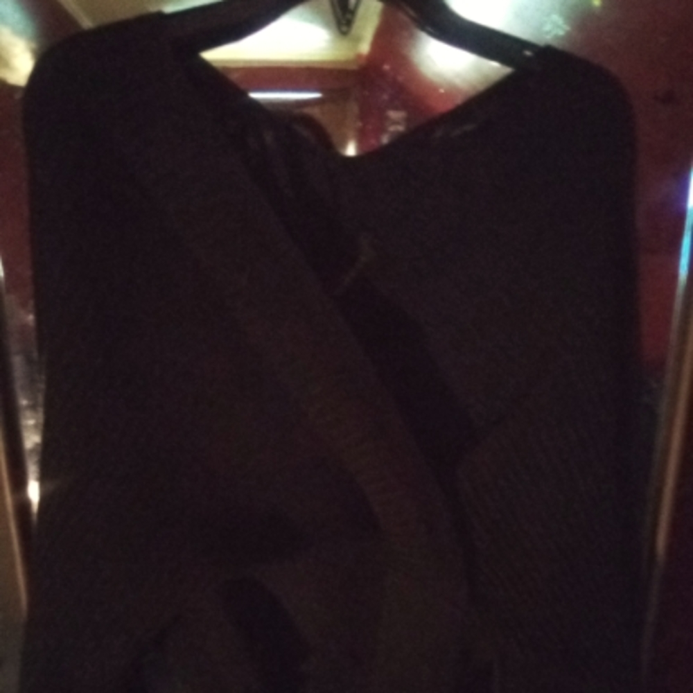 👍🥰Black off the shoulders sweater WITH FREE HANDBAG🥰
